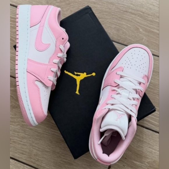 AIR JORDAN 1 LOW PERAL PINK-WHITE_PINK WOMEN US SIZE 8.5 BRAND NEW IN BOX - Picture 1 of 8